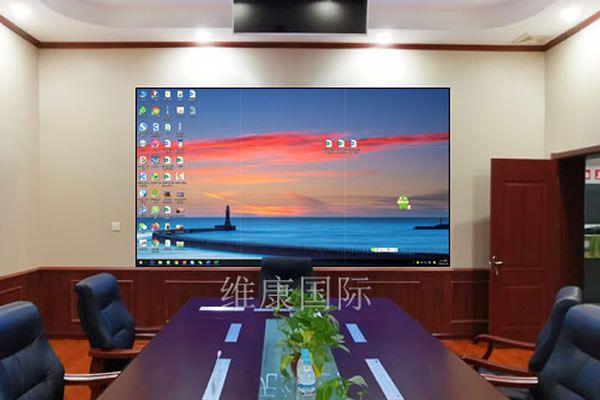 大型會議室使用無縫拼接屏好還是投影機好？