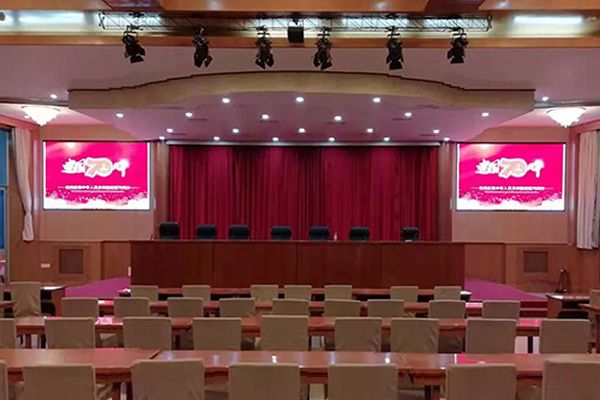 小間距LED顯示屏與無(wú)縫拼接屏區(qū)別在哪里？