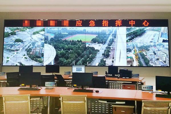 多種信息源通過(guò)什么設(shè)備輸出拼接屏？