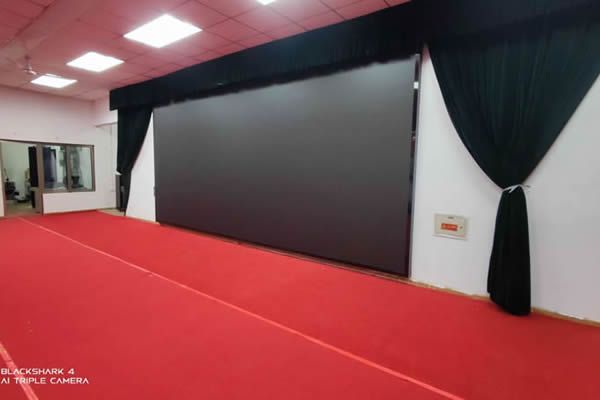 舞臺大屏有哪些，選擇LED顯示屏好還是拼接屏好？