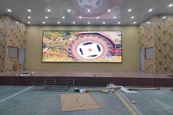 學校報告廳一般用哪種顯示大屏？