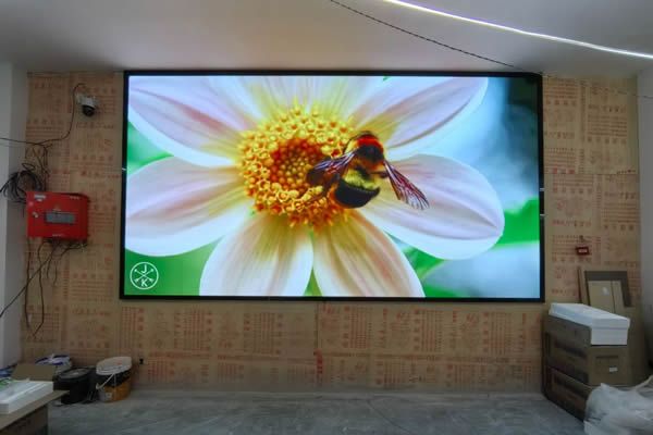 展廳使用投影機好還是LED顯示屏好，這兩種顯示大屏有什么區(qū)別