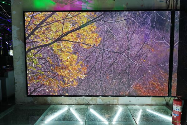 酒吧大屏使用LED顯示屏好，還是液晶拼接屏好？