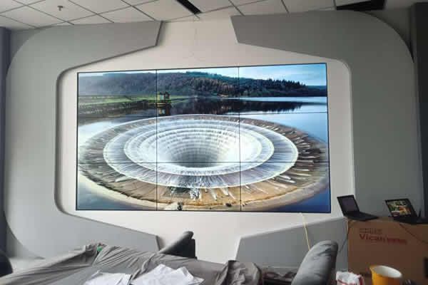 LED顯示屏好還是LCD拼接屏好，它們有哪些區(qū)別？