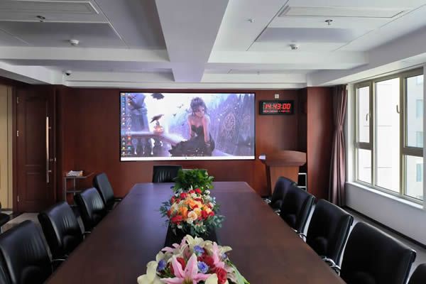 學(xué)校會議室大屏使用投影機(jī)好，還是LED顯示屏好？