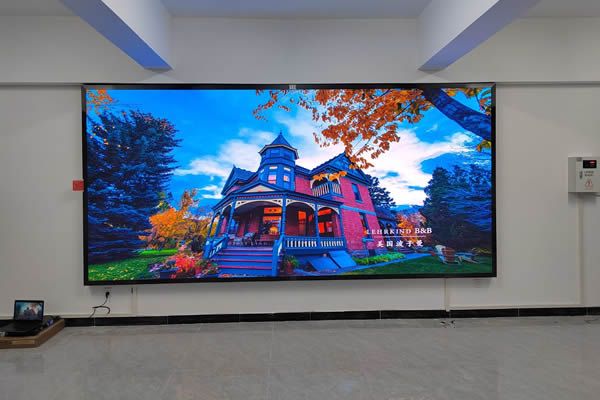 液晶拼接屏和LED顯示屏那個(gè)直播效果好？