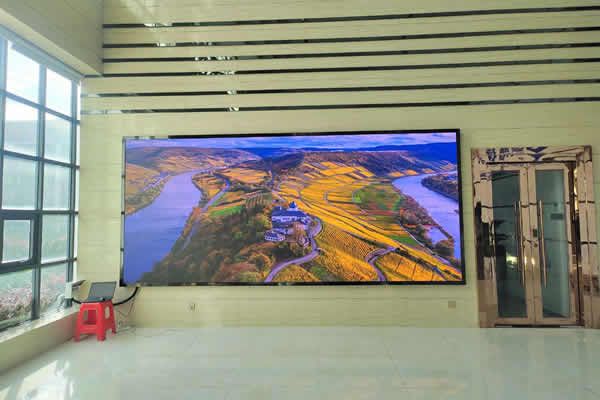 會(huì)議室LED顯示屏用P1.53的好，還是P1.86的好？