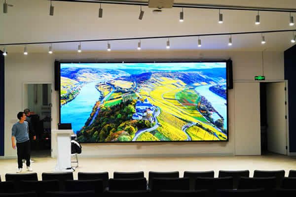 多功能報告廳用哪種大屏好？